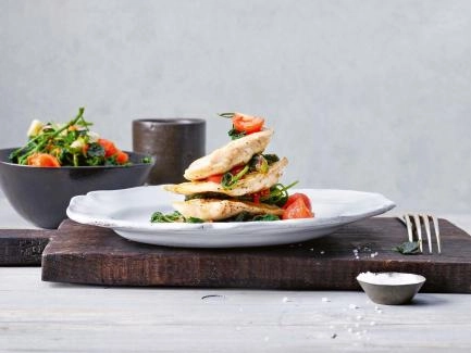 Pouletschnitzel mit Brennnessel-Tomaten-Gemüse